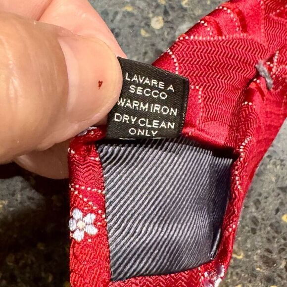 Ermenegildo Zegna Red Silk Tie. 100% silk. - Picture 6 of 6